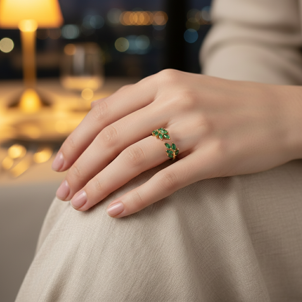 Bague feuille en plaqué or – Zirconiums verts scintillants