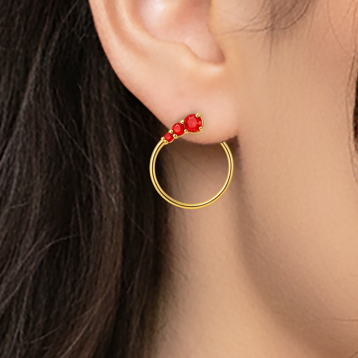 Boucles d’oreilles Créoles Ouvertes – Plaqué Or & Zirconium Rouge | Élégance Intemporelle