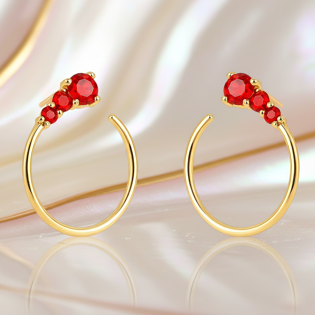 Boucles d’oreilles Créoles Ouvertes – Plaqué Or & Zirconium Rouge | Élégance Intemporelle
